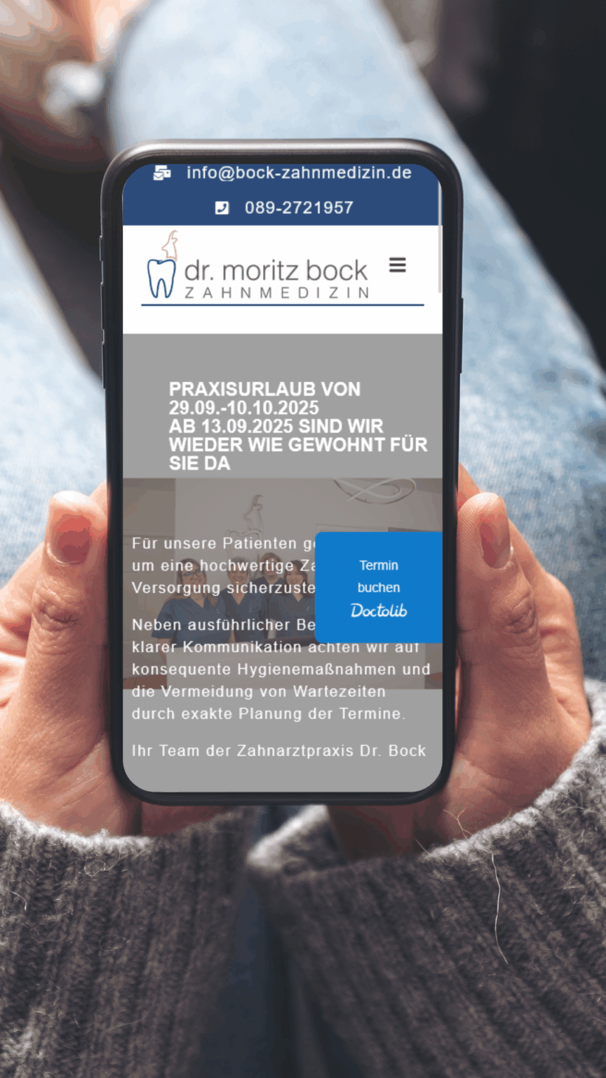 Eine Frau die auf einem Hand nach einer Zahnarztpraxis sucht. Webdesign für Ärzte – Praxiswebsites aus München macht das möglich