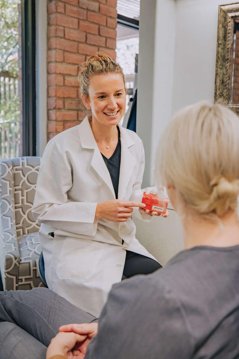 Eine Ärztin die mit einem Zufriedenen Kunden spricht, der Sie über Ihre Website gefunden hat