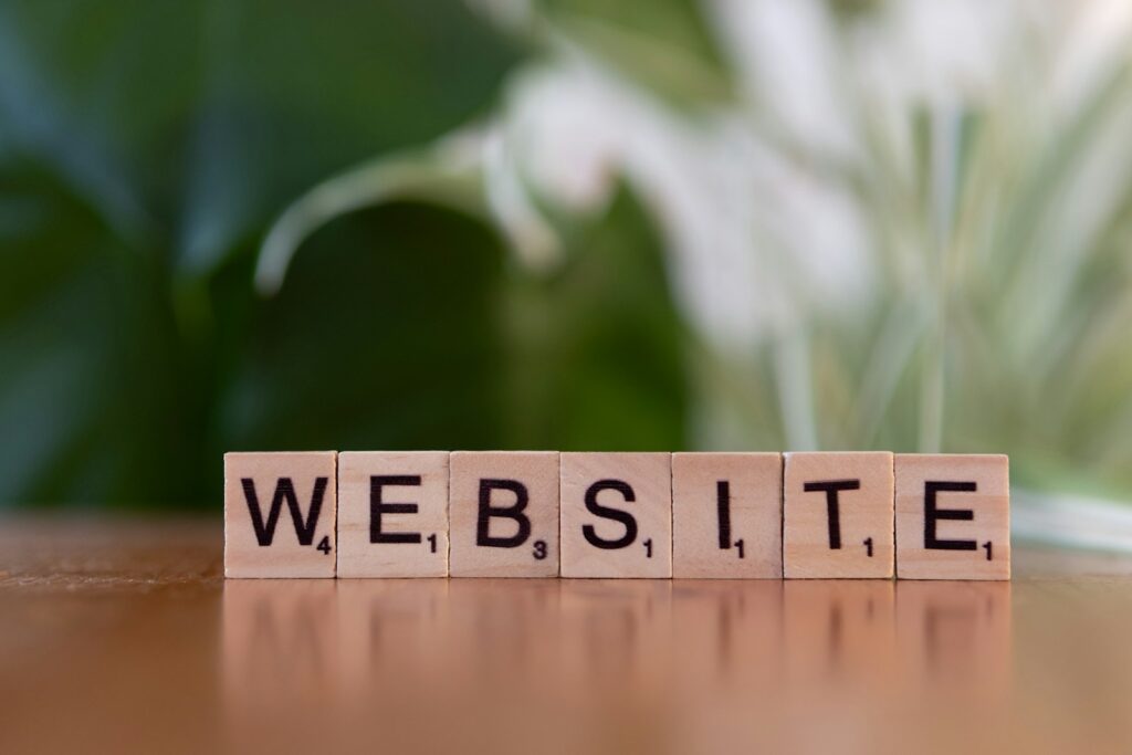 Holzwürfel die den Namen Website wiedergeben. Webdesign für Ärzte – Praxiswebsites aus München